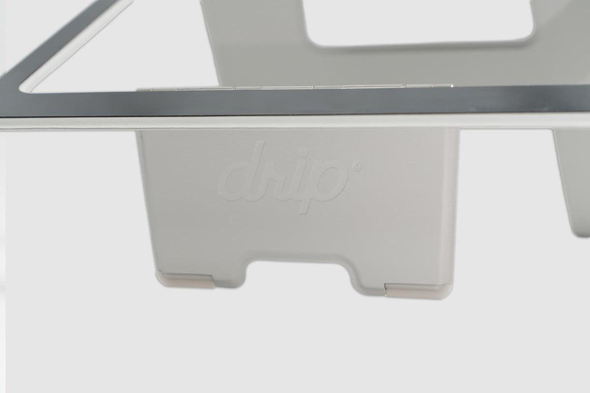目線も気分も上げる薄型PCスタンド「UUUK(ウーク)」
