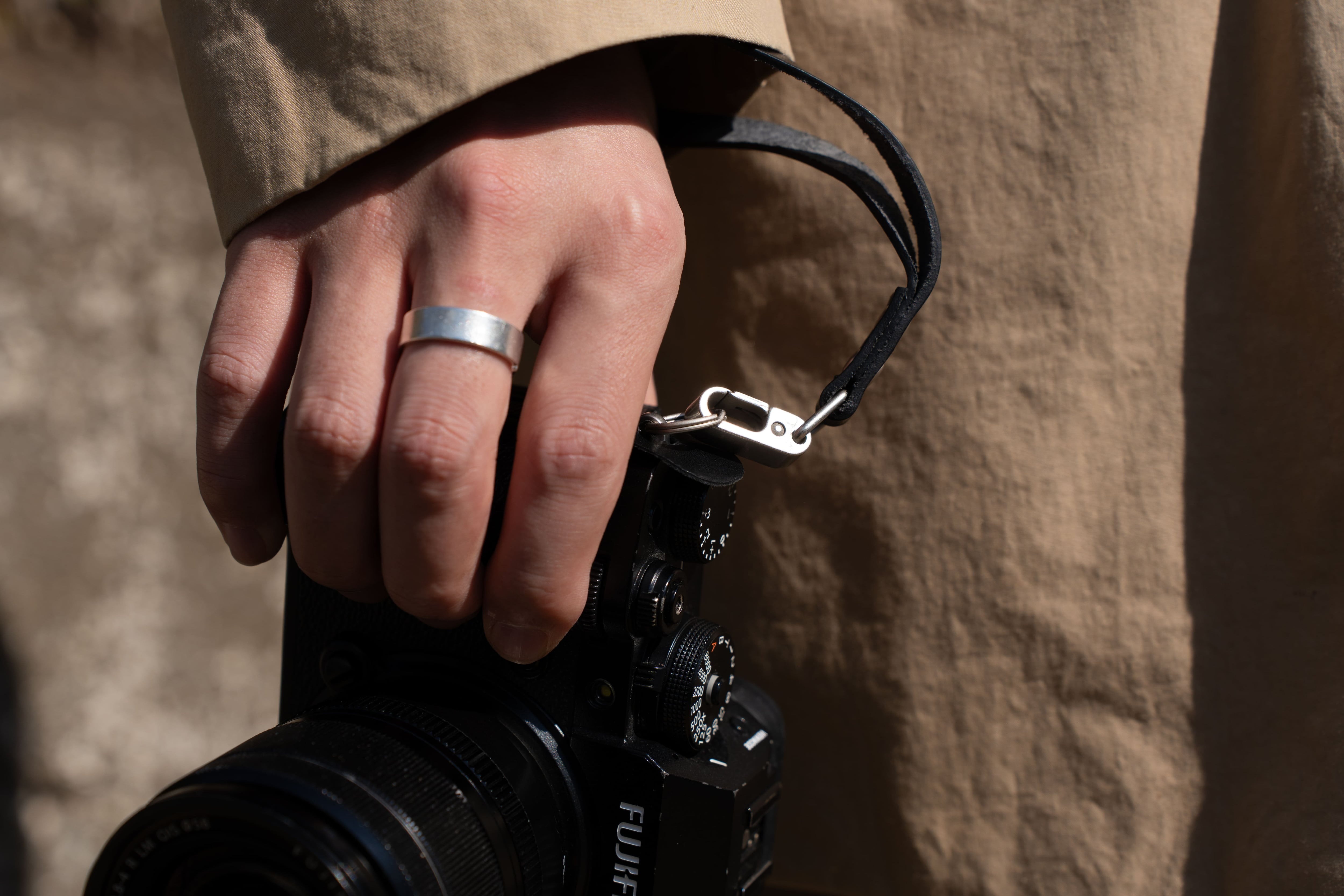 革と真鍮のベーシックなハンドストラップ「Leather Hand Strap」