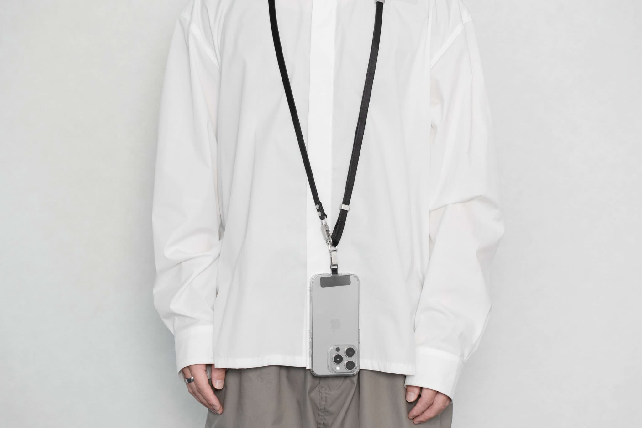 スマホにもカメラにも使える2WAY ストラップ「Leather Long Strap」