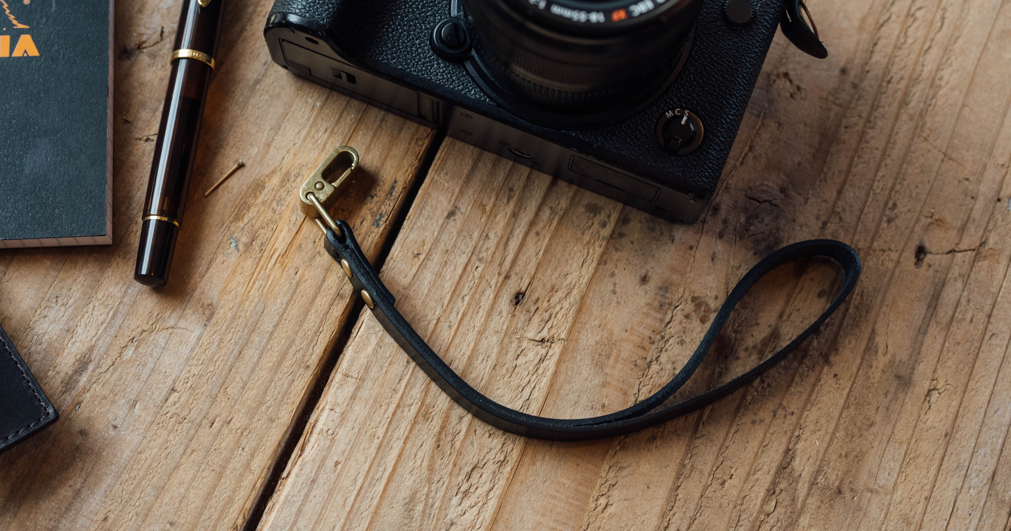 革と真鍮のベーシックなハンドストラップ「Leather Hand Strap」