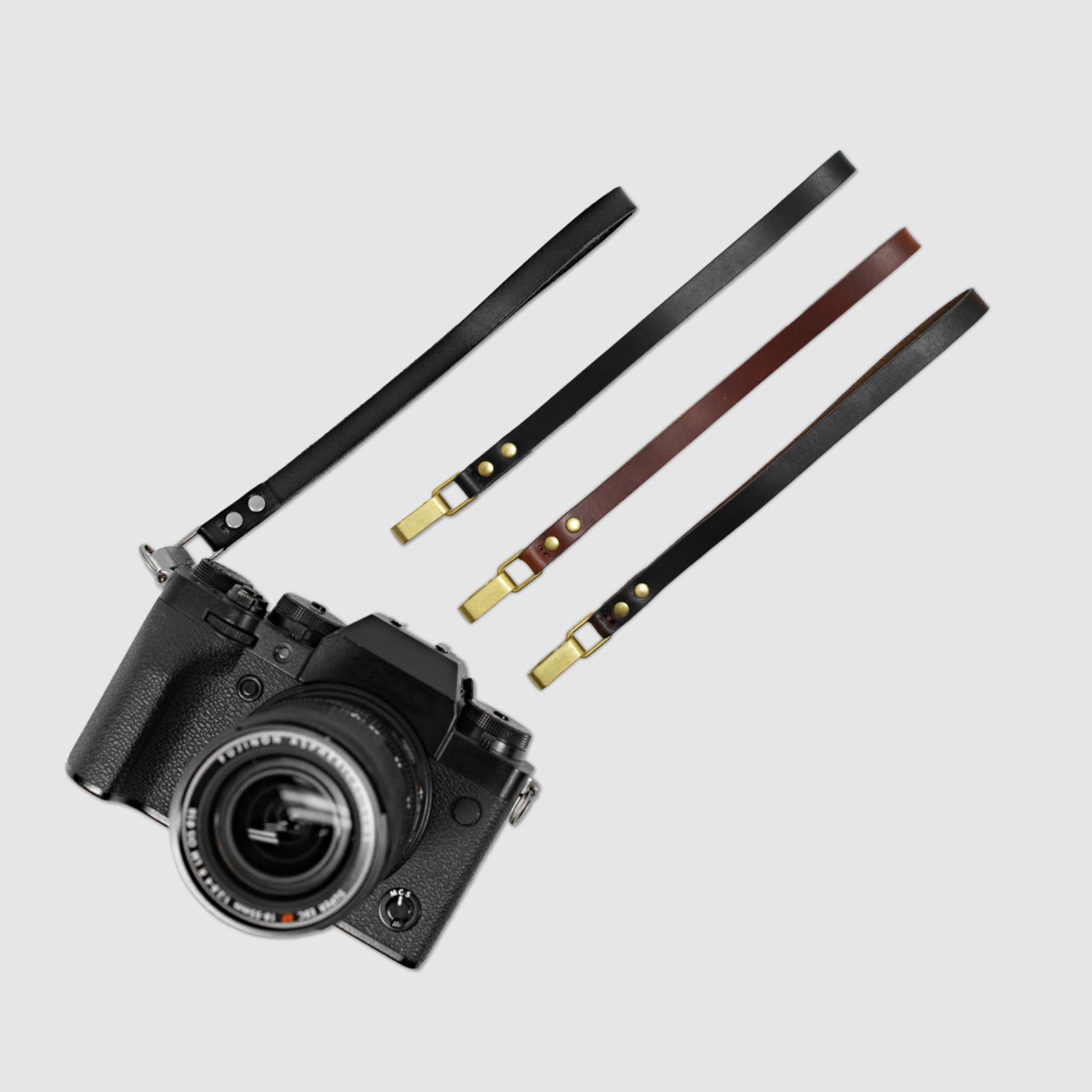 革と真鍮のベーシックなハンドストラップ「Leather Hand Strap」