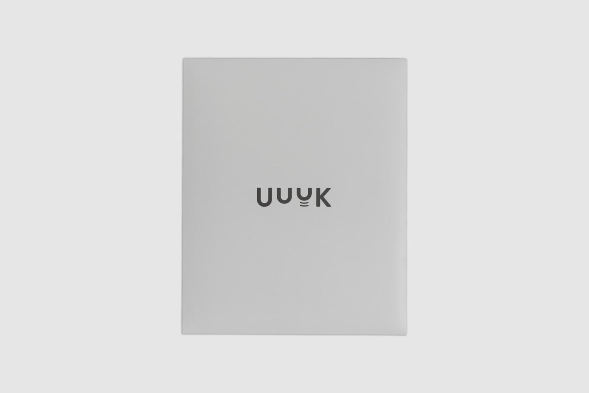目線も気分も上げる薄型PCスタンド「UUUK（ウーク）」