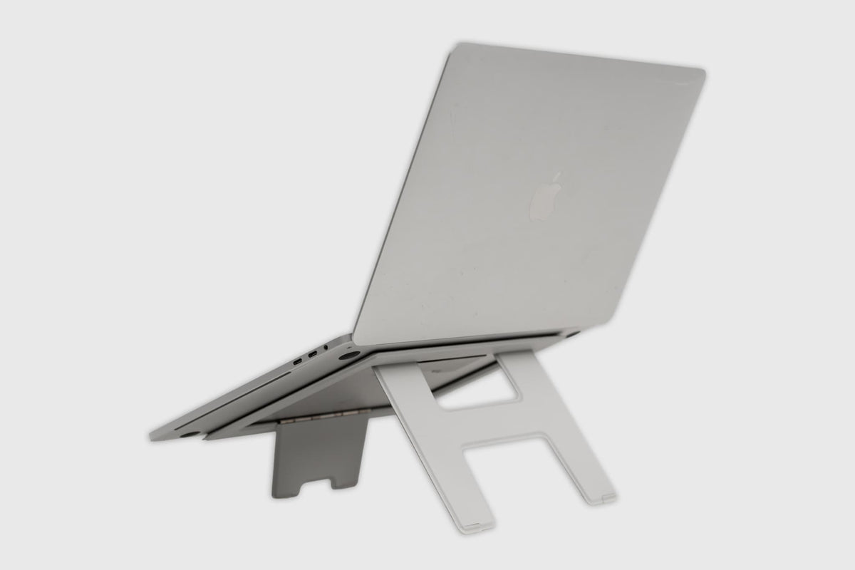 目線も気分も上げる薄型PCスタンド「UUUK（ウーク）」