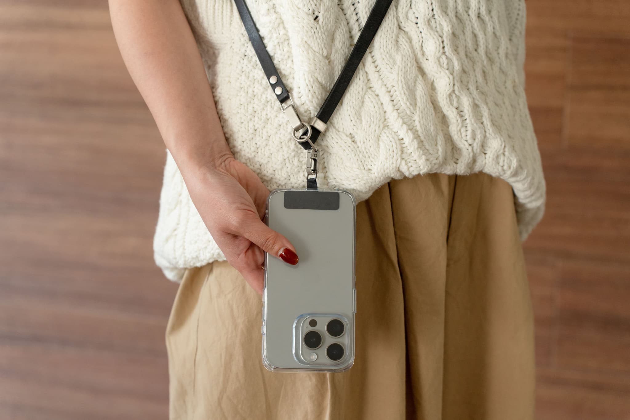 スマホにもカメラにも使える2WAY ストラップ「Leather Long Strap」