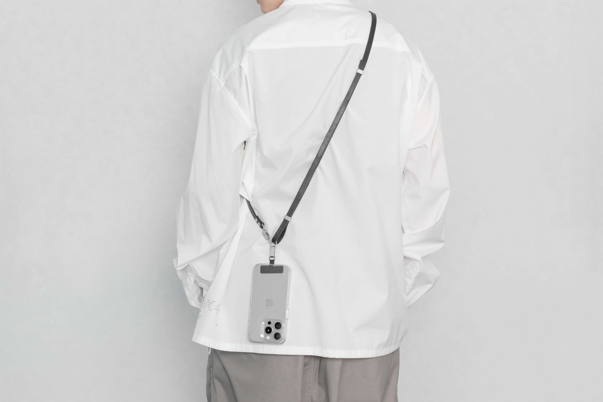 スマホにもカメラにも使える2WAY ストラップ「Leather Long Strap」