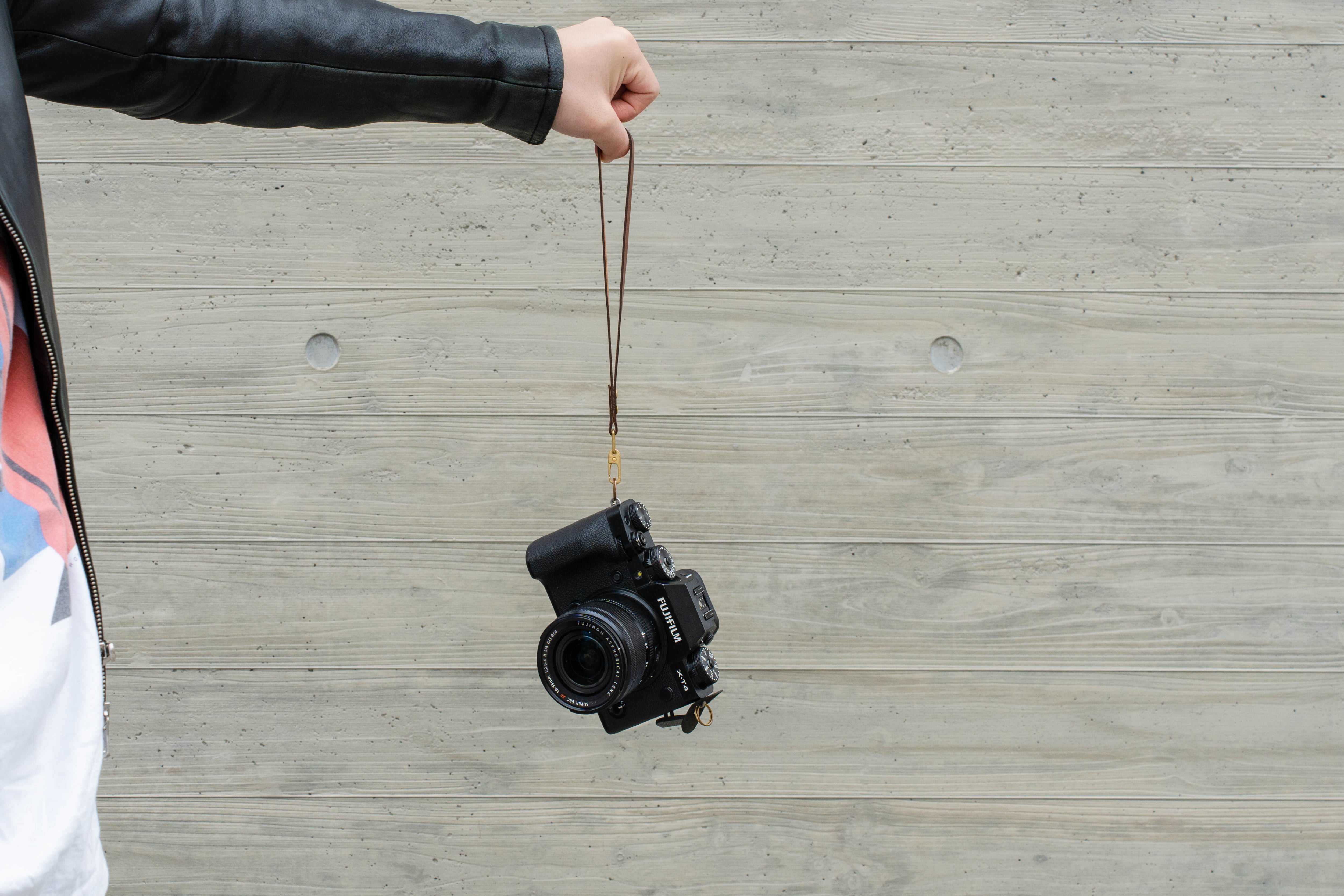 革と真鍮のベーシックなハンドストラップ「Leather Hand Strap」