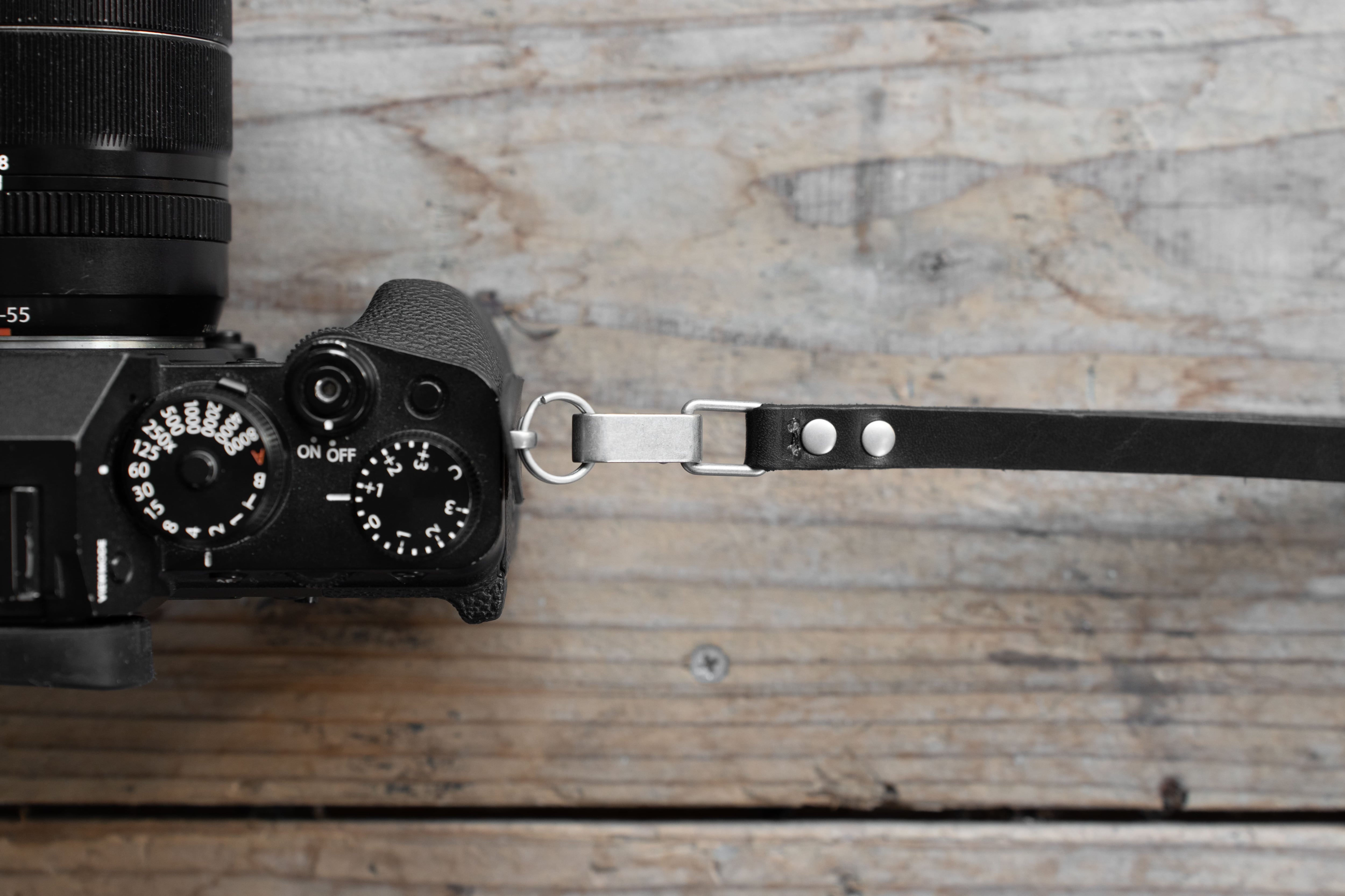 革と真鍮のベーシックなハンドストラップ「Leather Hand Strap」