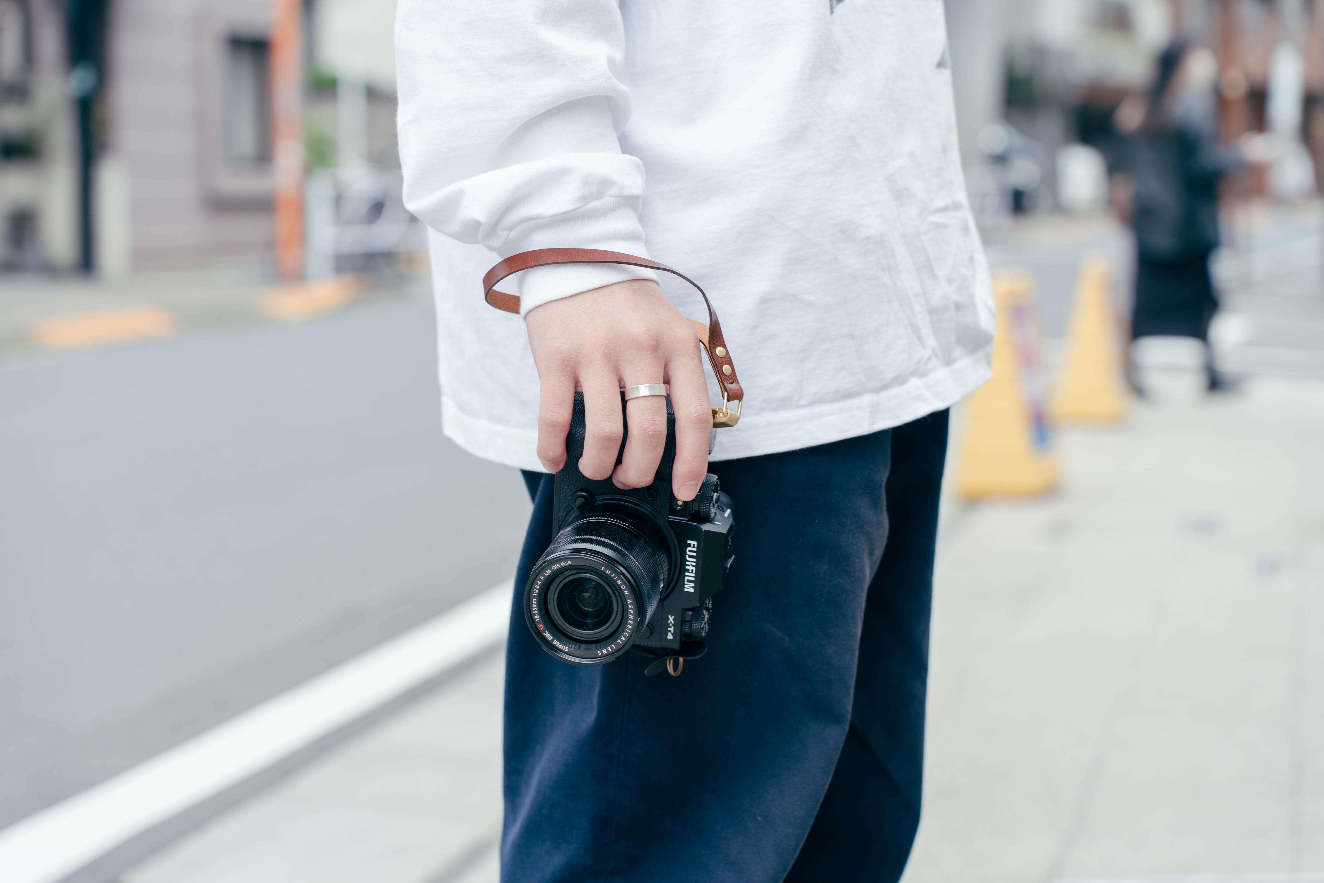 革と真鍮のベーシックなハンドストラップ「Leather Hand Strap」