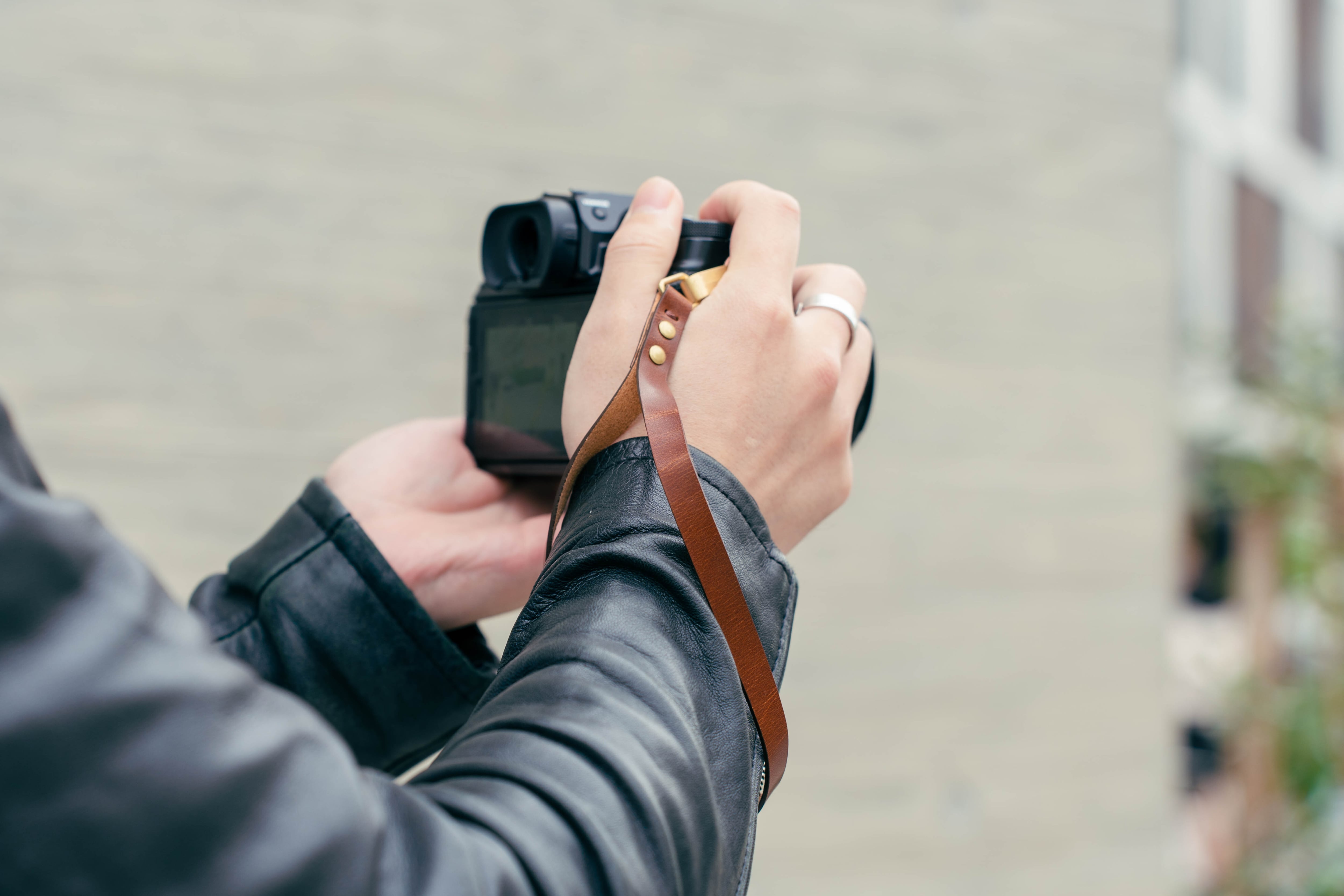 革と真鍮のベーシックなハンドストラップ「Leather Hand Strap」