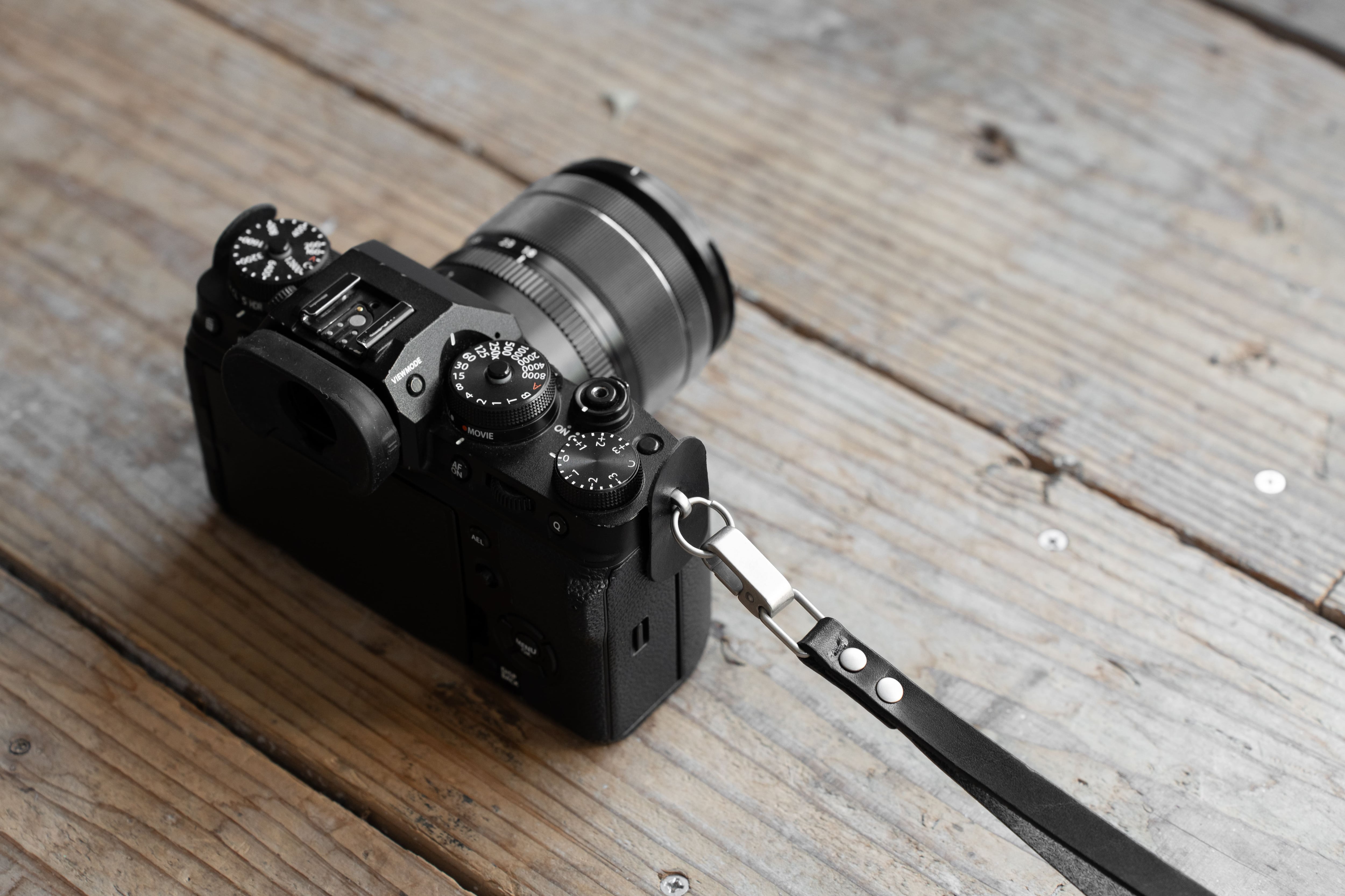 革と真鍮のベーシックなハンドストラップ「Leather Hand Strap」